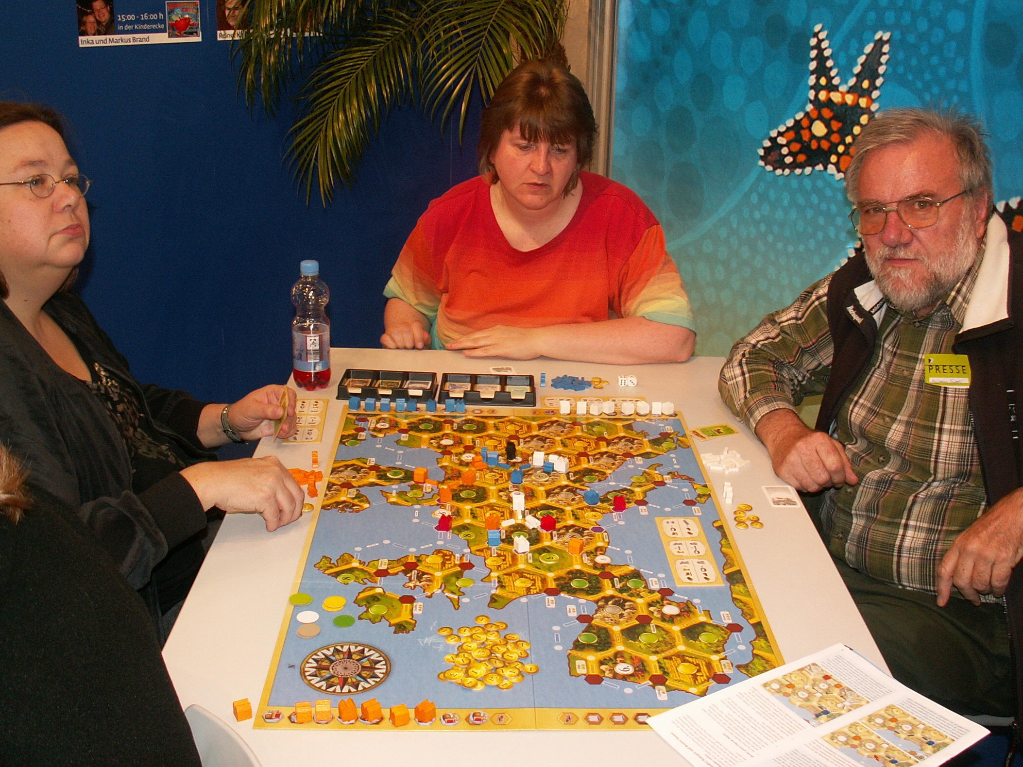 Und jetzt am Spieltisch bei KOSMOS mit Katja, Silvia und Friedel.