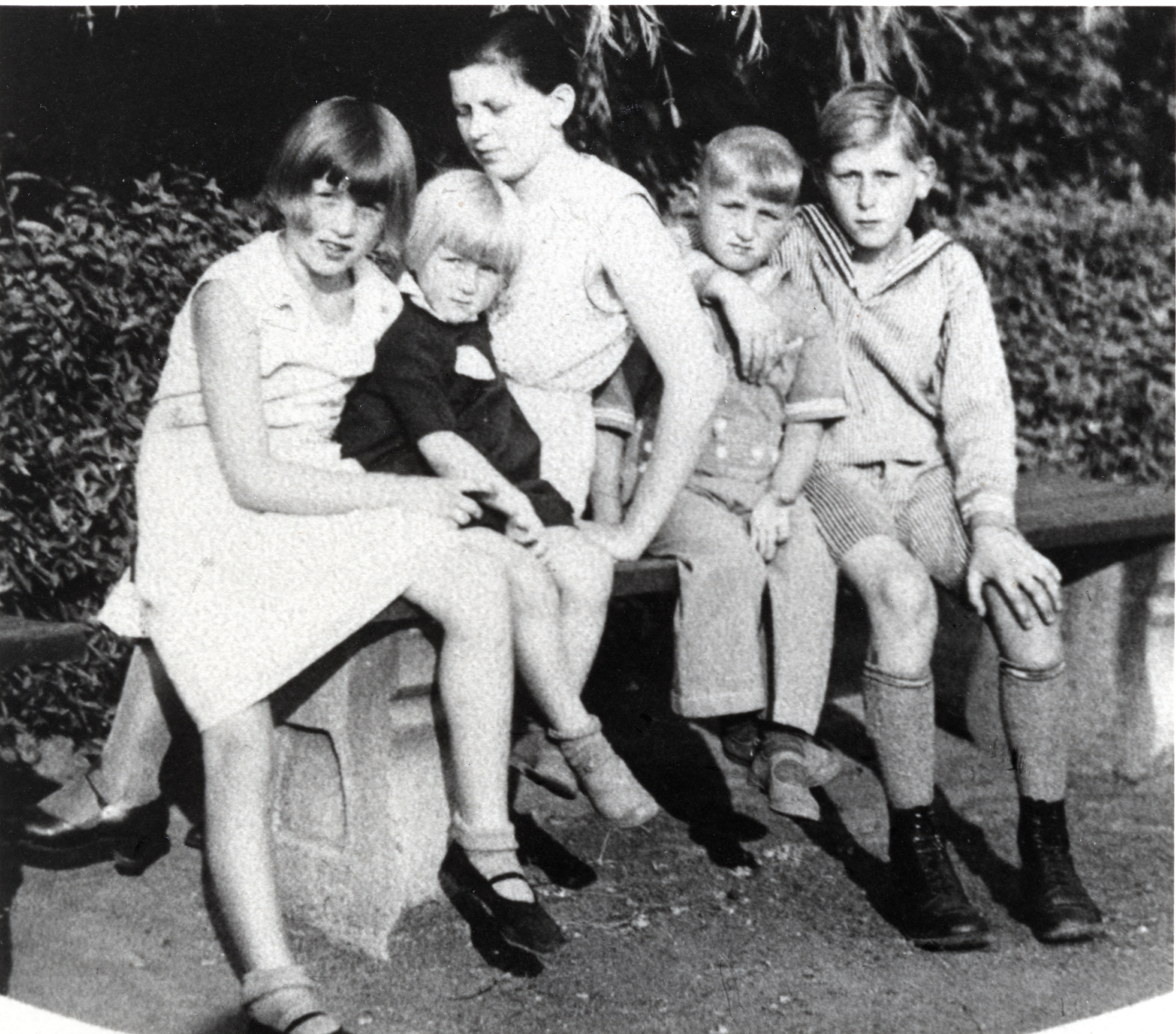 Käthe Larsch 1935 mit ihren Kindern wenige Wochen vor ihrer Verhaftung und Ermordung