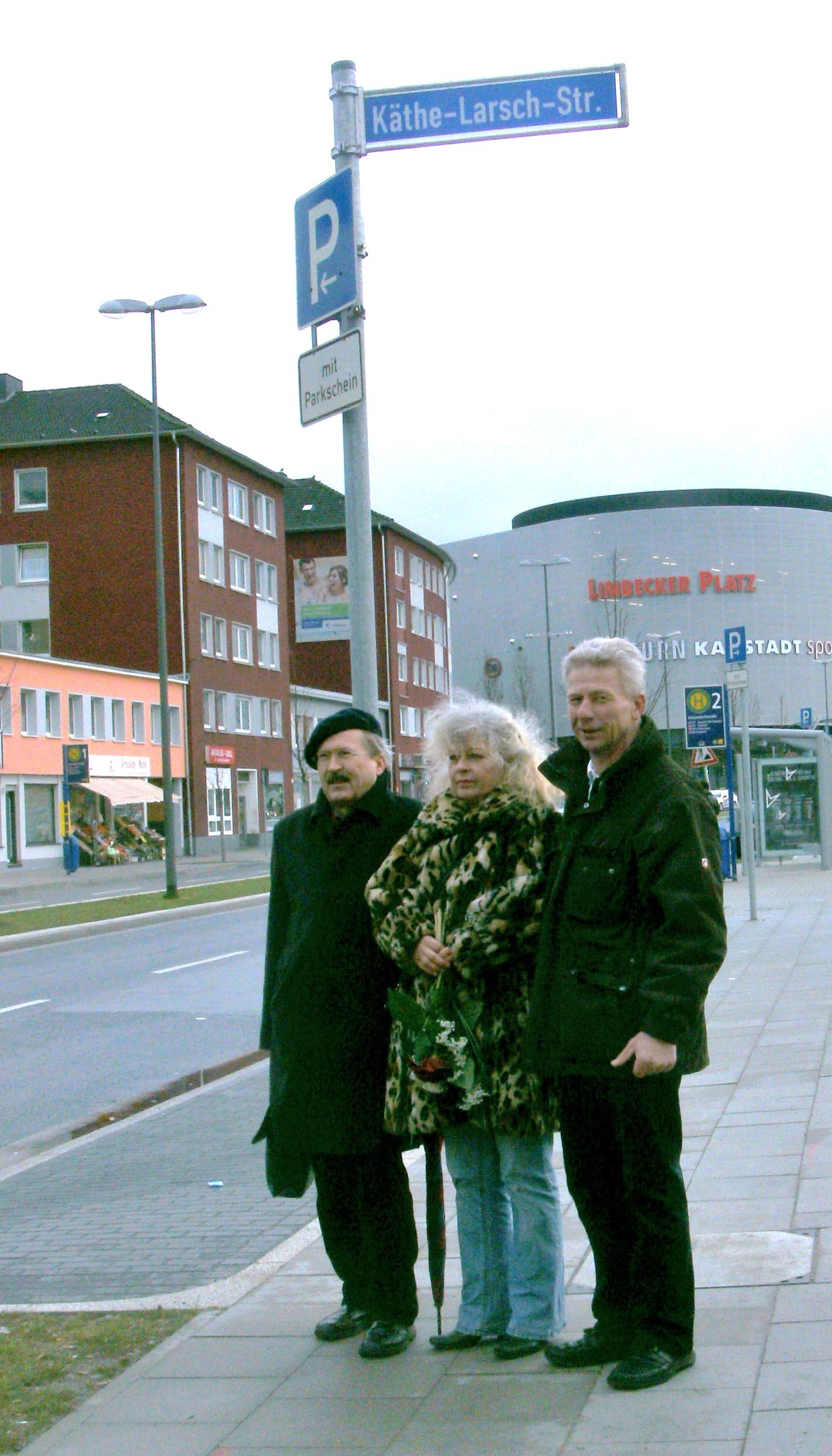 Klaus Gerstendorff, Jutta Larsch-Schreiber und Rolf Gerstendorff unter dem Strassenschild ihrer Grossmutter