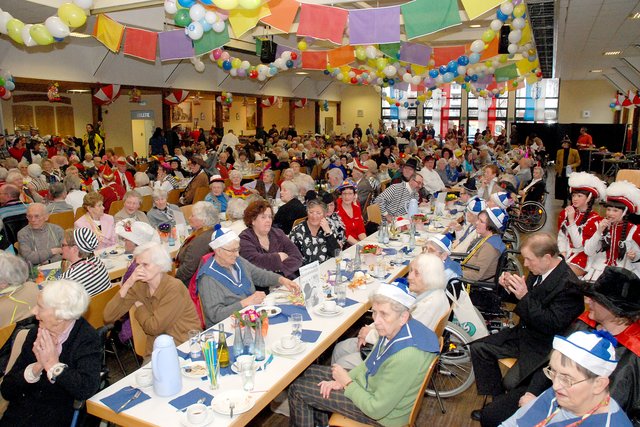 Ein mit über 300 Senioren und vielen Helferinnen und Helfern volles Haus gab´s am Dienstagnachmittag beim Karneval der Generationen. Fotos: Albrecht
