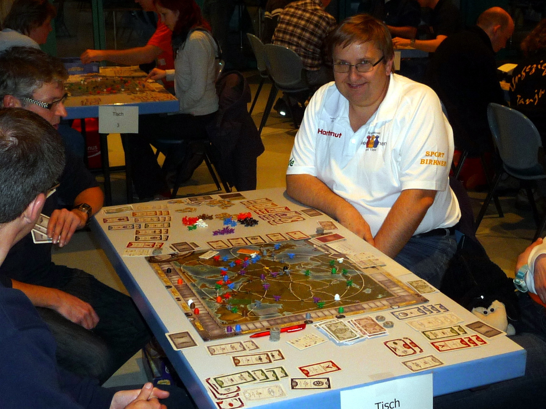 Hartmut dagegen scheint zufrieden mit seinem Spiel bei "Airlines Europa".