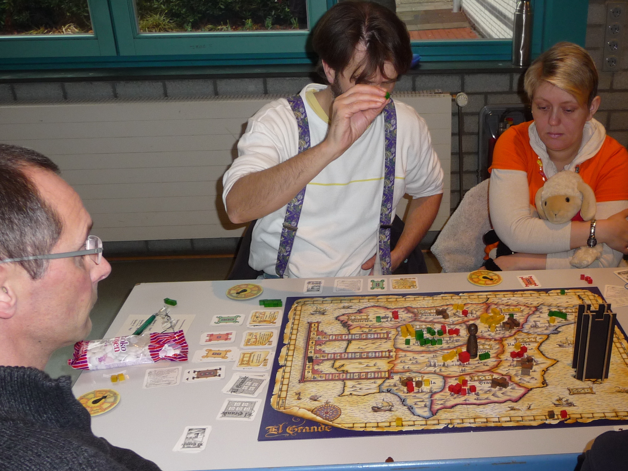 Klaus verfolgt den Spielzug des Gegners bei "El Grande".