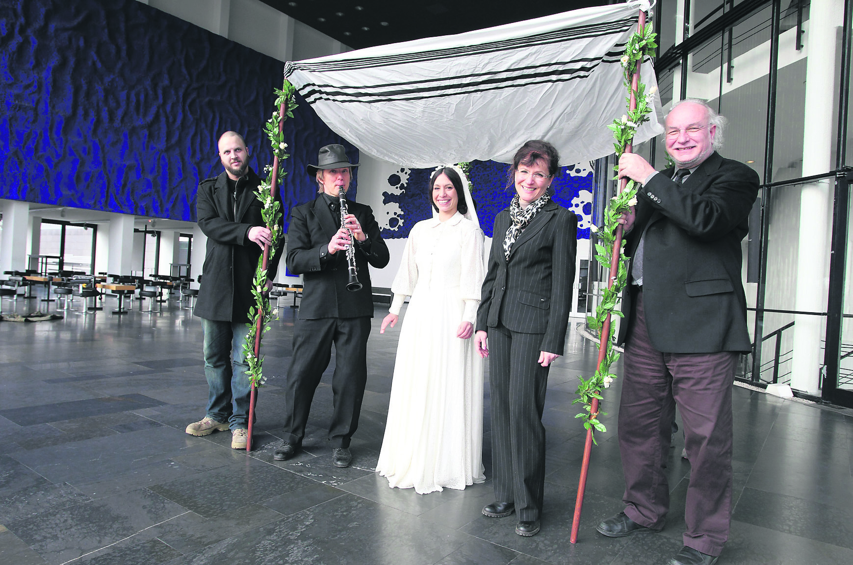 Unter der Chuppa wird beim Event „Mazel tov“ die Hochzeit erfolgen. Die Szene stellten Norbert Labatzki, Yael Izkovish, Judith Neuwald-Tasbach und Jürgen Heinlein von Face mit einem Mitarbeiter des MiR nach. Foto: Gerd Kaemper