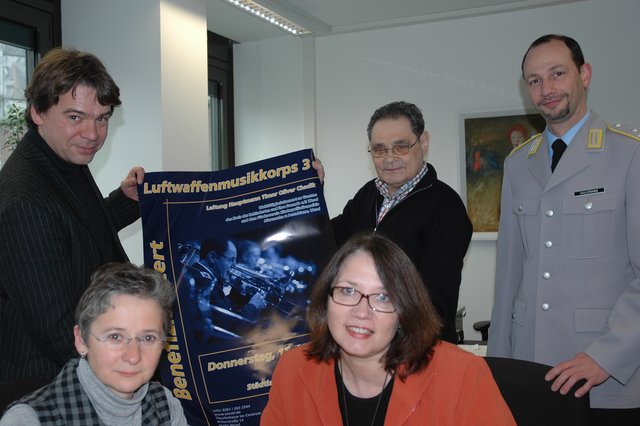 v.l.n.r.: Paul Borgardts (Städtisches Bühnenhaus), Felicitas Hermsen (Marienhospital Wesel), Bürgermeisterin Ulrike Westkamp, Manfred Mertsching (Kreis der Behinderten und ihre Freunde e.V.), Kommandeur Oberstleutnant Marcus Uhlemann