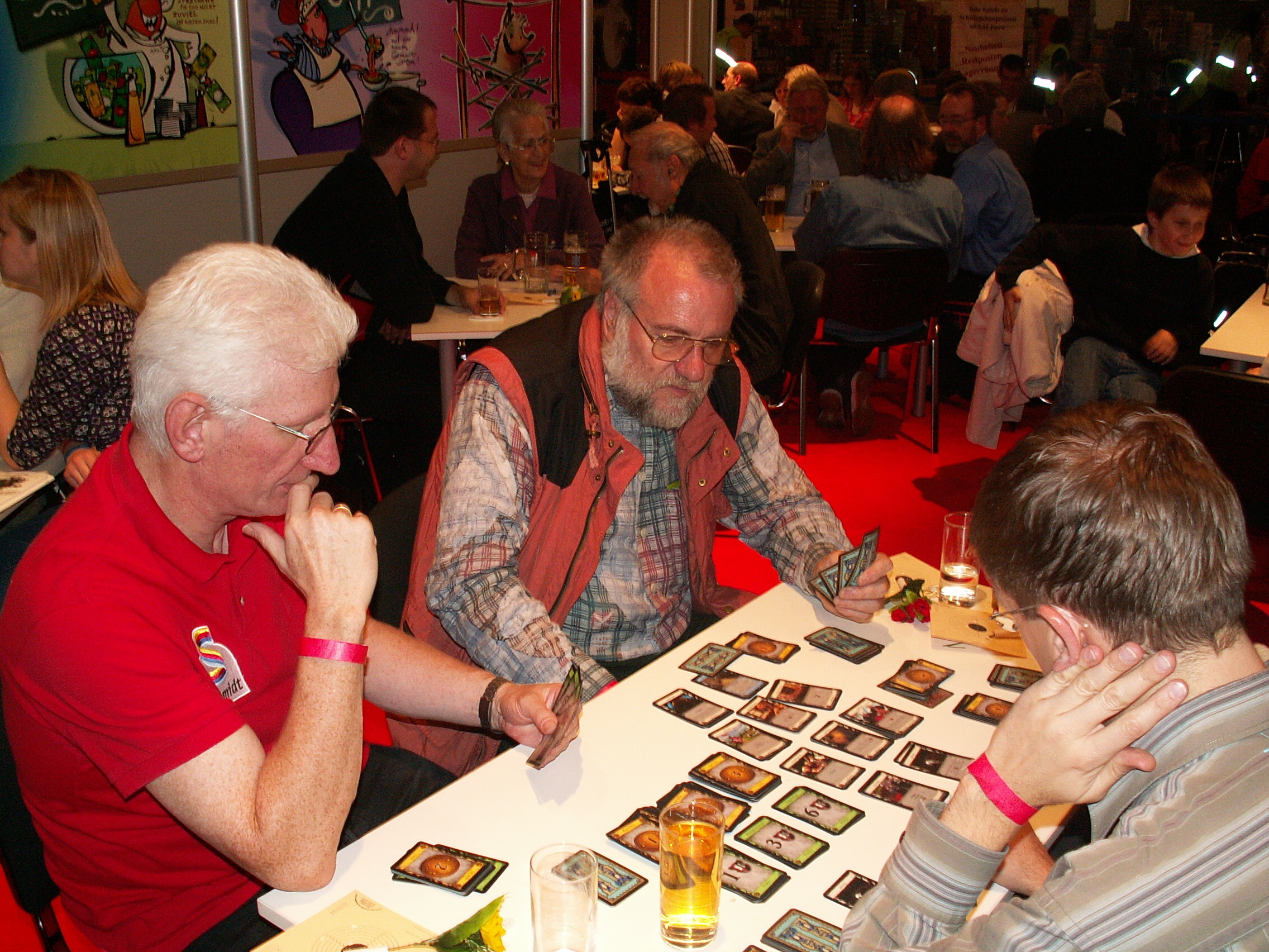 Ein erstes Kennenlernen am Stand von Schmidt Spiele - Willi Weber erklärt mir das Spiel.