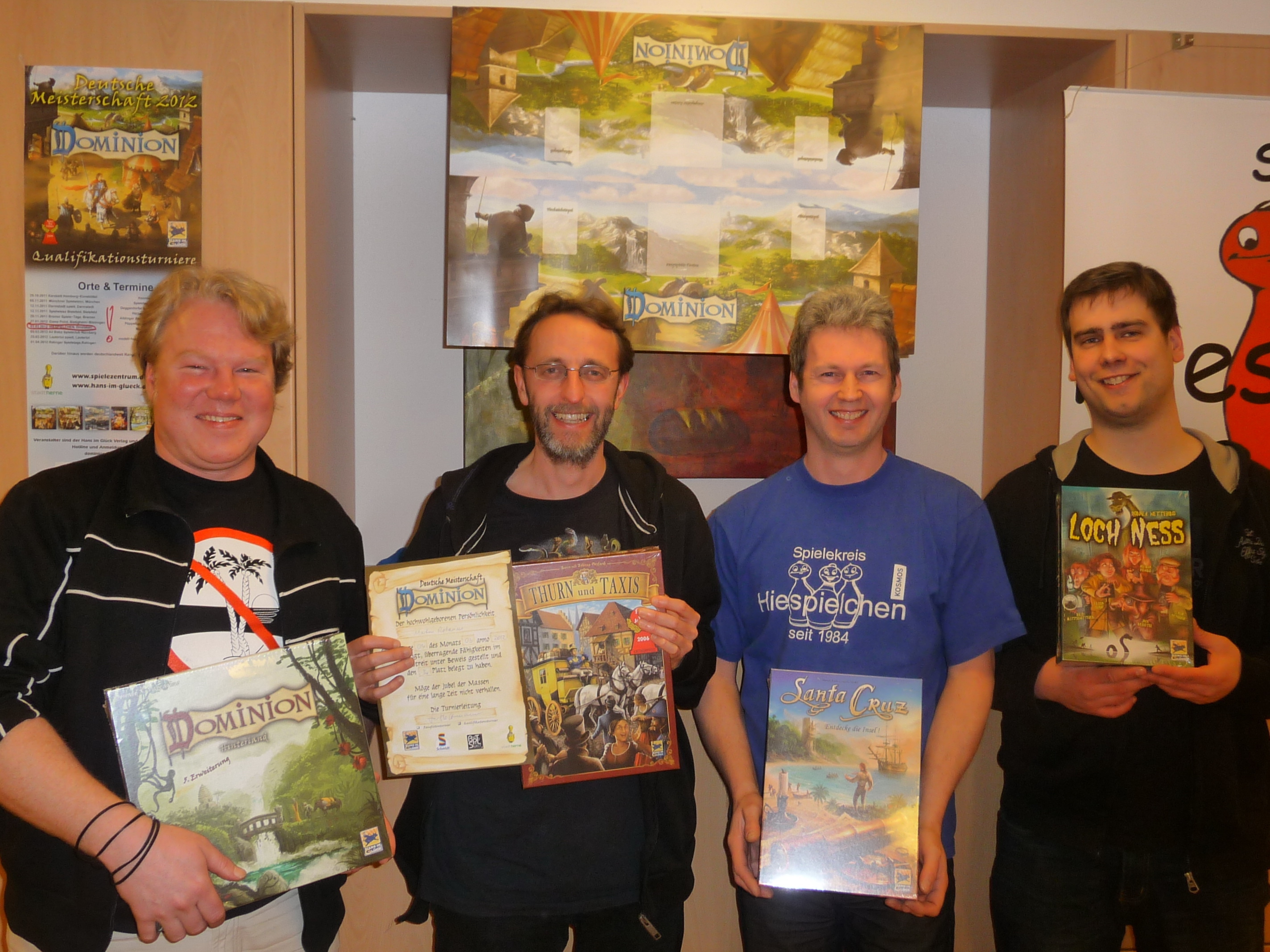 Die strahlenden Sieger des Turniers: von links Harald Heumer aus Duisburg (2.), Martin Rotarius aus Rheinberg (3.), Sieger Raimund Dreier und Stefan Kopacz (4.) vom Spielekreis HIESPIELCHEN.