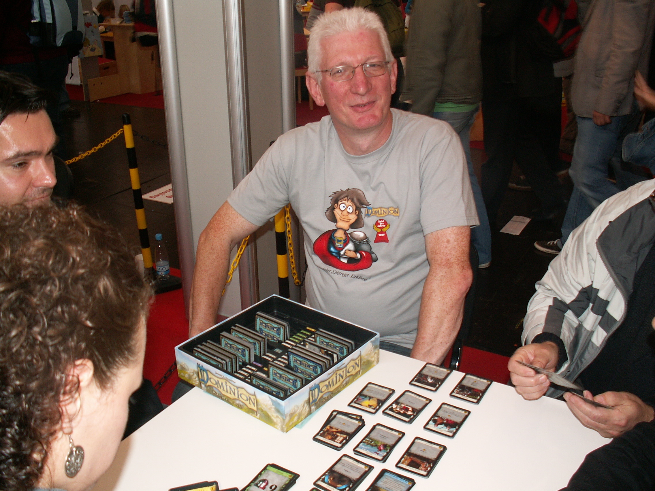 2009 erklärt Willi Weber die Erweiterung "Die Intrige" am Stand von Schmidt Spiele.
