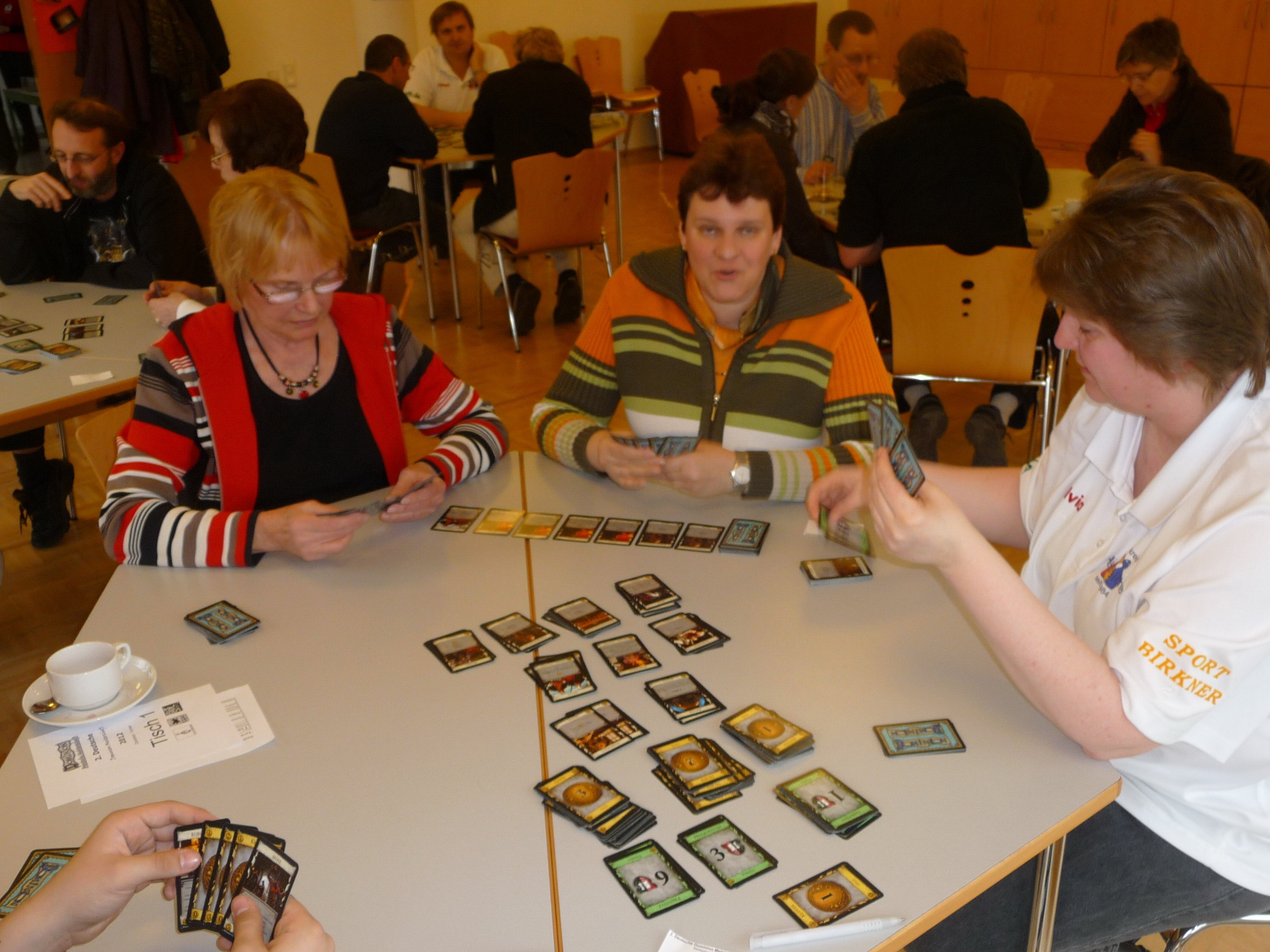 Drei Hiespielchen am Tisch - Rosi, Marion und Silvia.