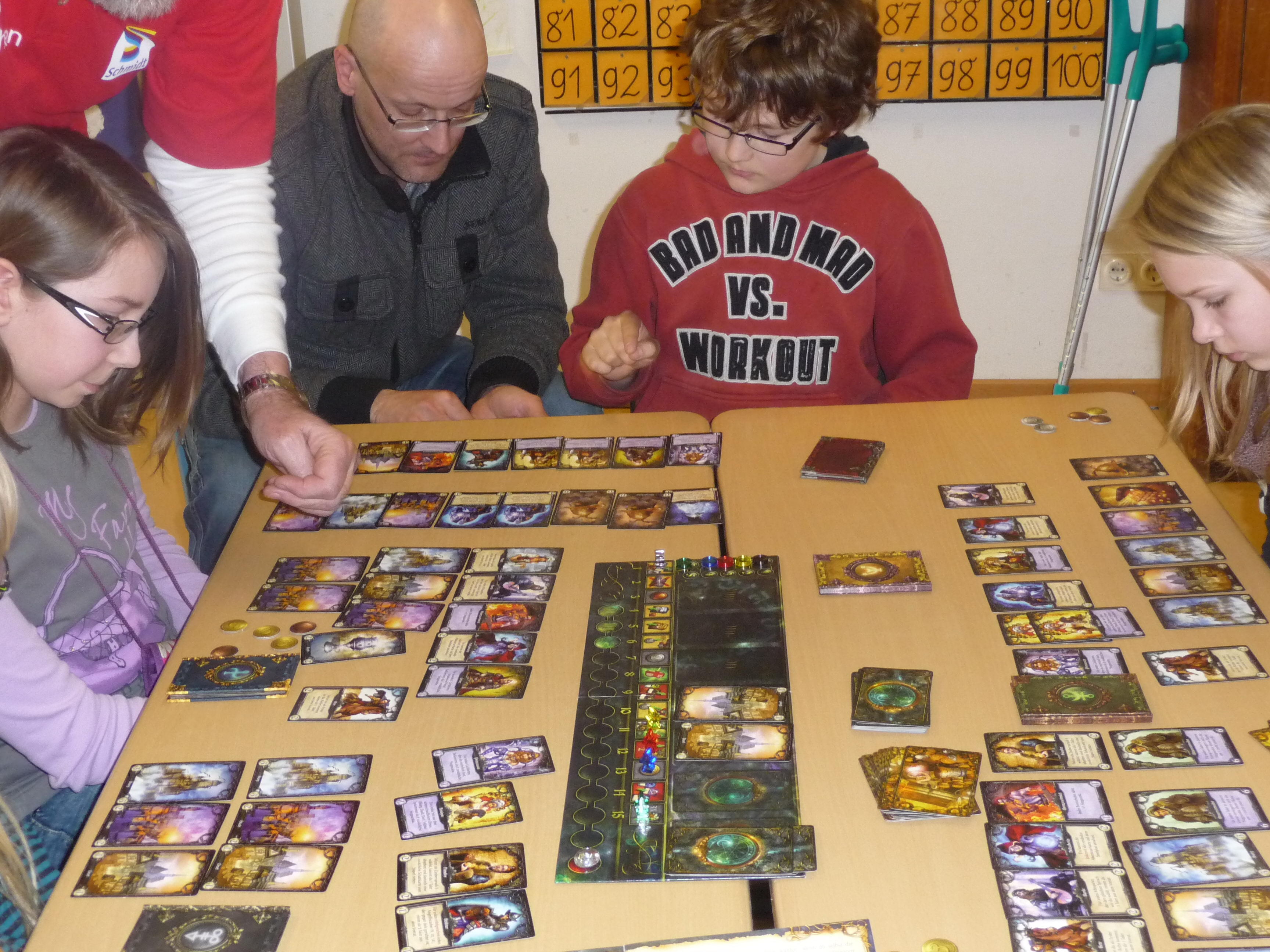 Inzwischen hat sich ein interessierter Vater beratend dazubegeben. "Grimoria" Schmidt Spiele