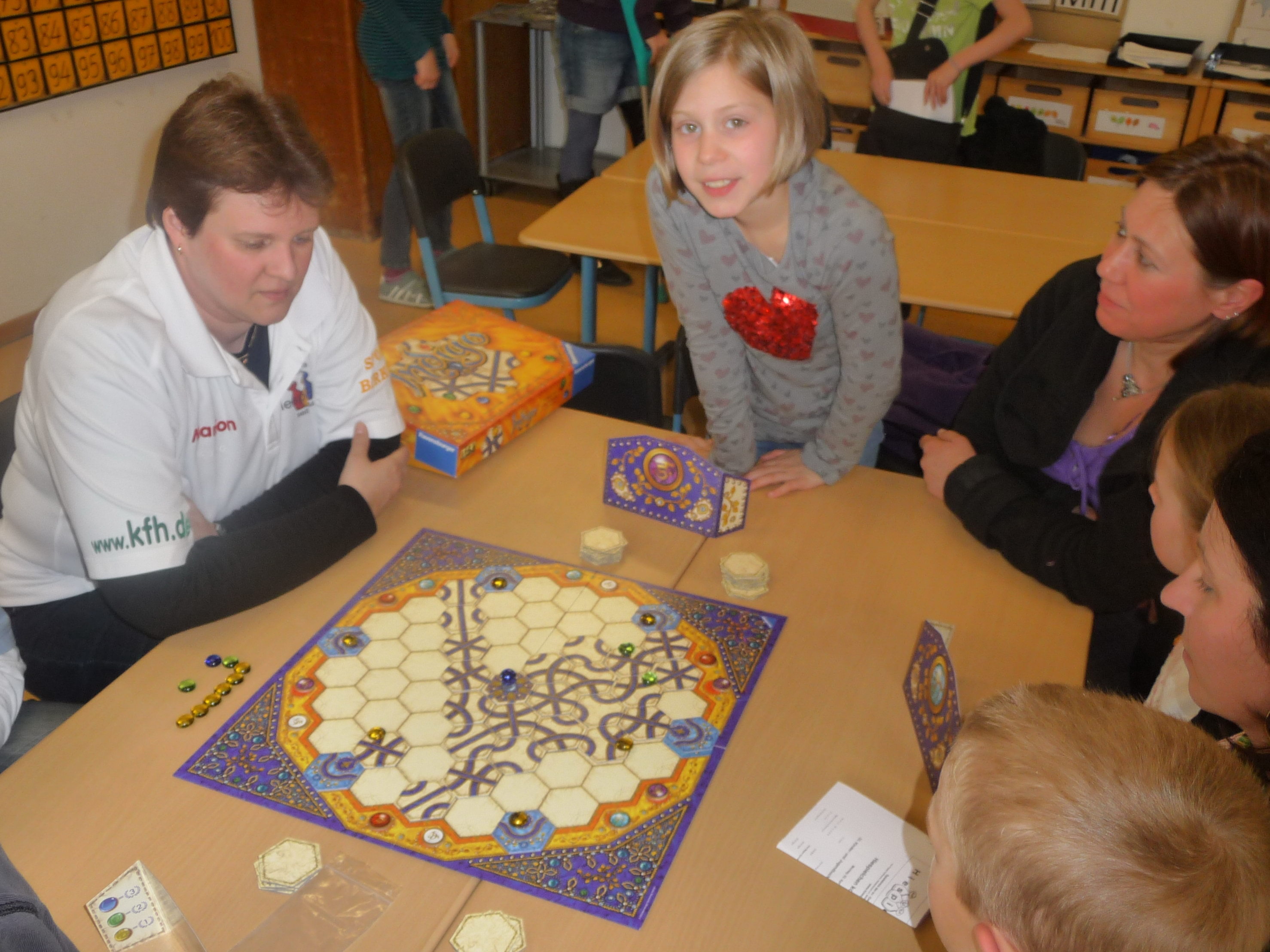 Einige der Wege haben ihr Ziel bereits gefunden und die Edelsteine liegen hinter den Sichtschirmen. "Indigo" Ravensburger