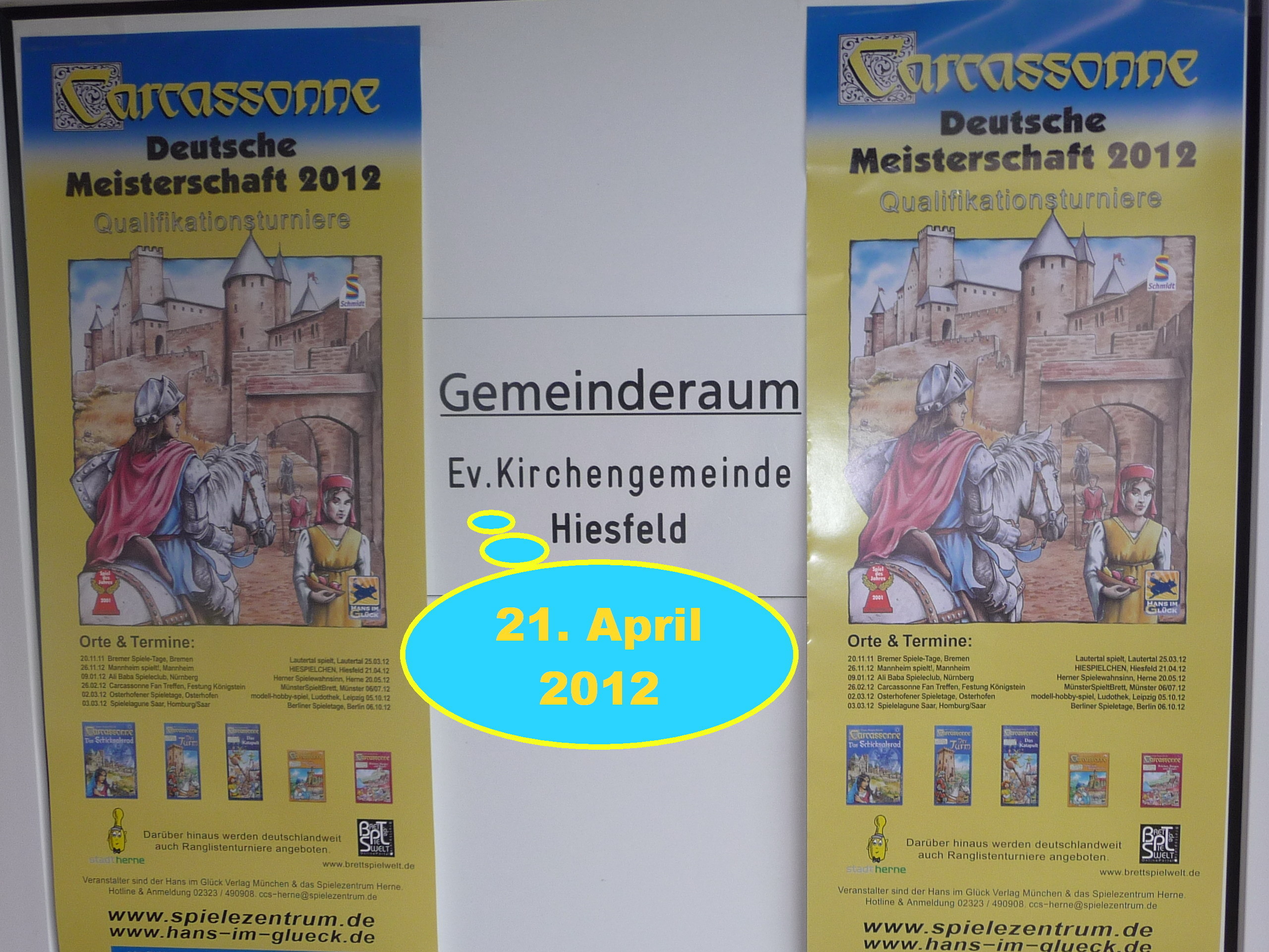 Einladung zum Turnier an der Eingangstür zum Gemeinderaum.