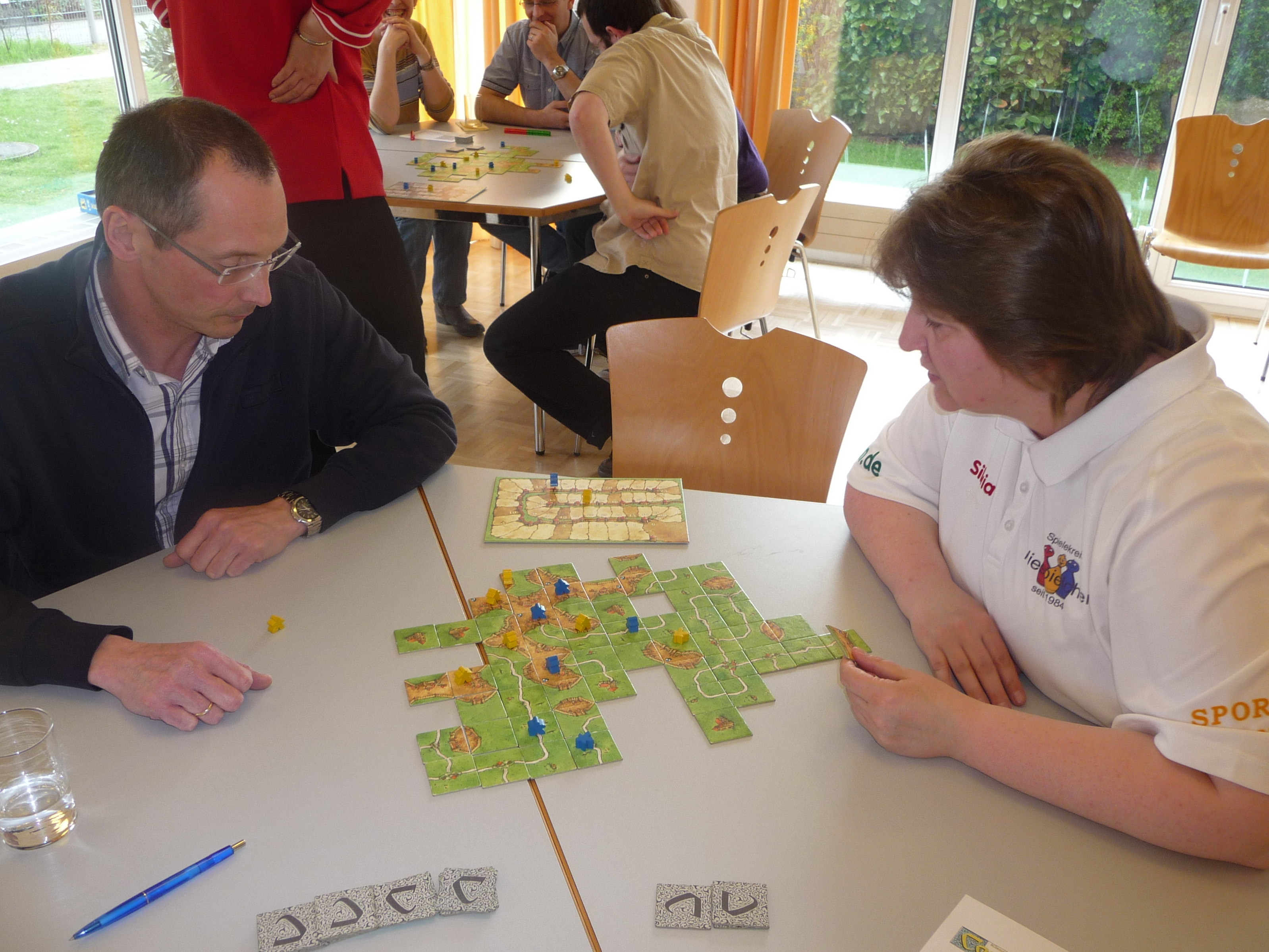 Klaus spielt gegen Silvia.