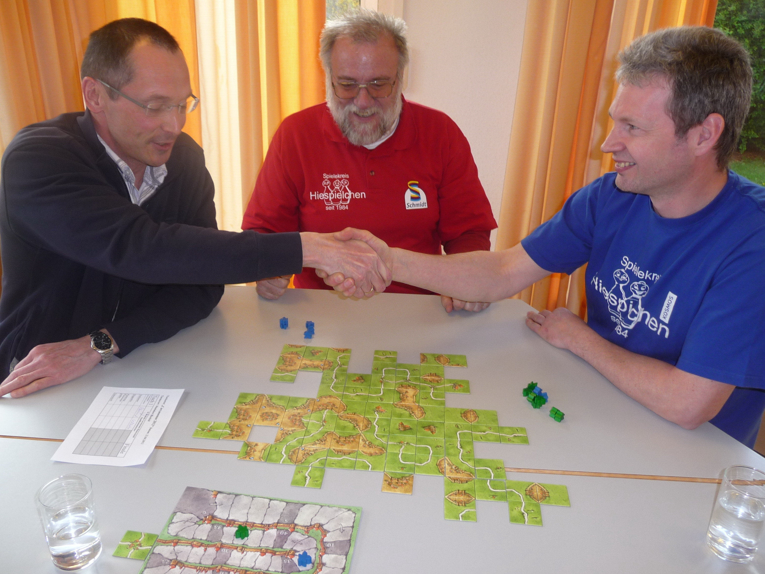 Klaus gratuliert Raimund zum Sieg im Finale.