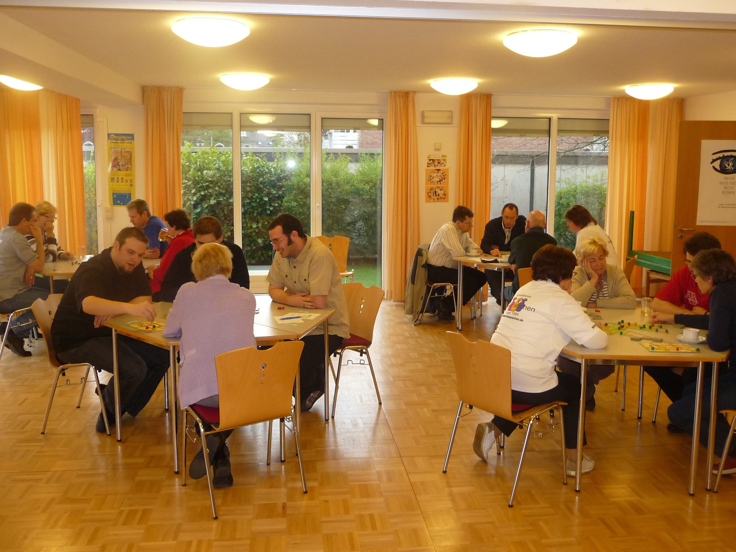 Blick auf die vier Spieltische der Vorrunden.