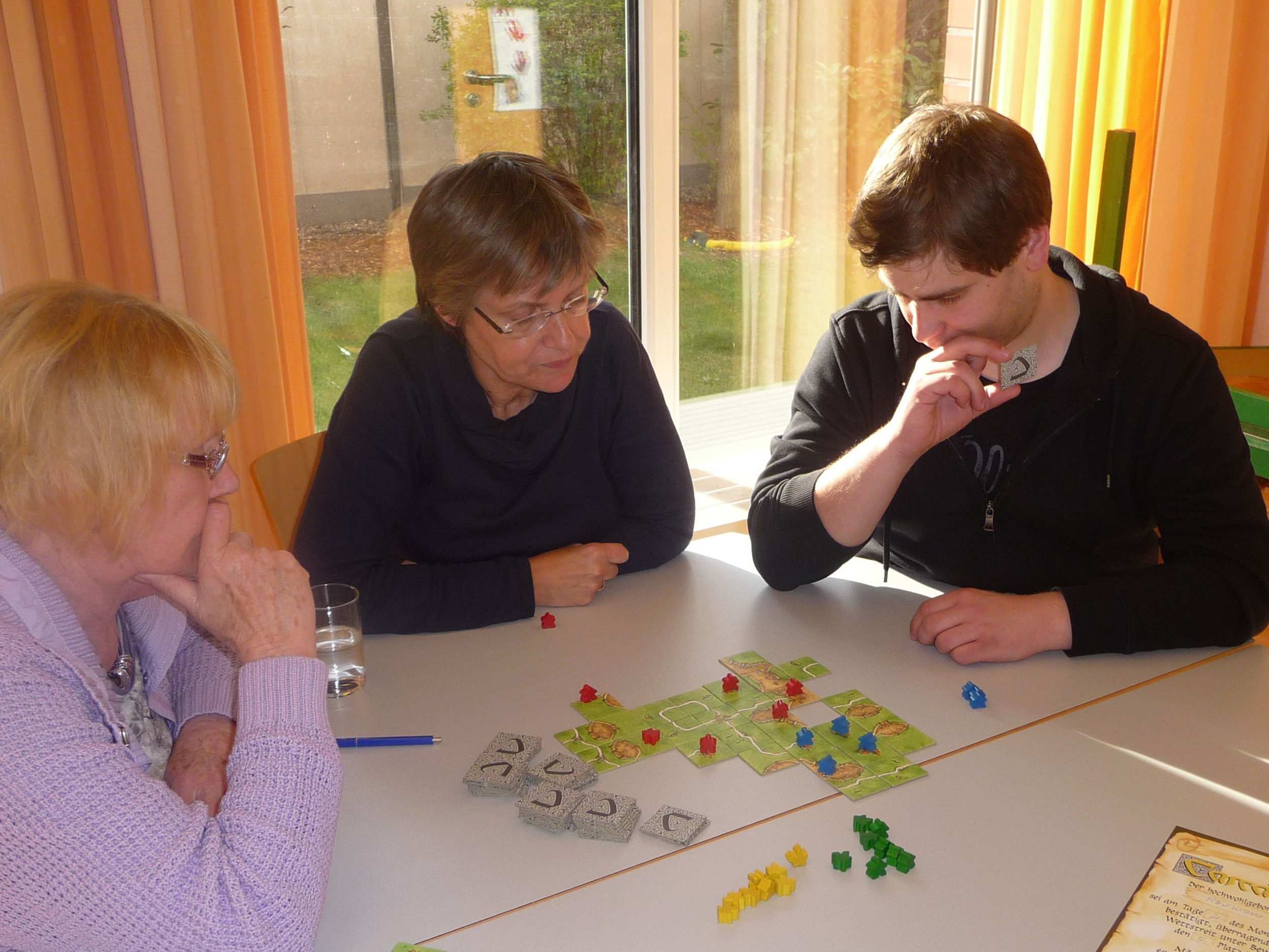 Rosi schaut gespannt zu.