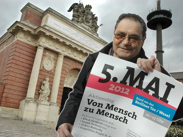 Manfred Mertsching mit Plakat. | Foto: SiMS, Collage: dibo