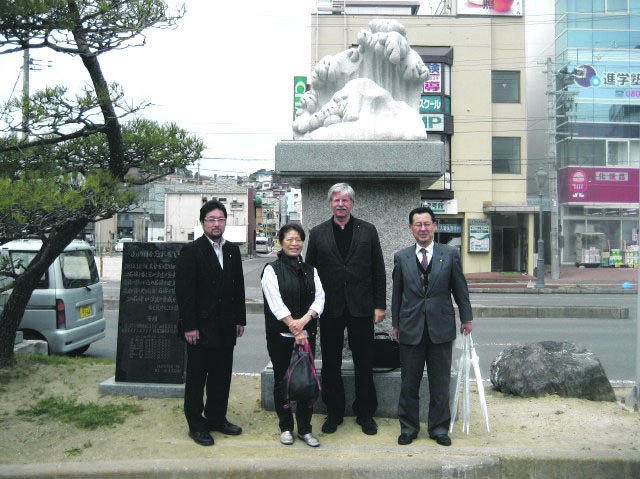 Dieses Foto von Frank U. Möser und seiner Frau entstand beim letzten Besuch in Japan. Es zeigt das Denkmal in Shiogama. Das Wasser am Bahnhof der Stadt stand durch den Tsunami bis in Höhe der Wellen auf dem Sockel.