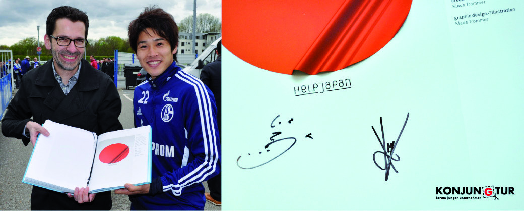 Atsuto Uchida ist seit 2010 Profi bei Schalke 04. Er hat drei Bücher zum Red-Dot-Award signiert, die demnächst für die Hilfsaktion versteigert werden sollen. Der Gelsenkirchener Grafiker Klaus Trommer hat die Auszeichung „Red Dot“ für sein Plakat bekommen, das die Aktion von „Konjungtur“ begleitet. Links auf dem Foto ist „Konjungtur“-Mitglied Hartmut Leger zu sehen.