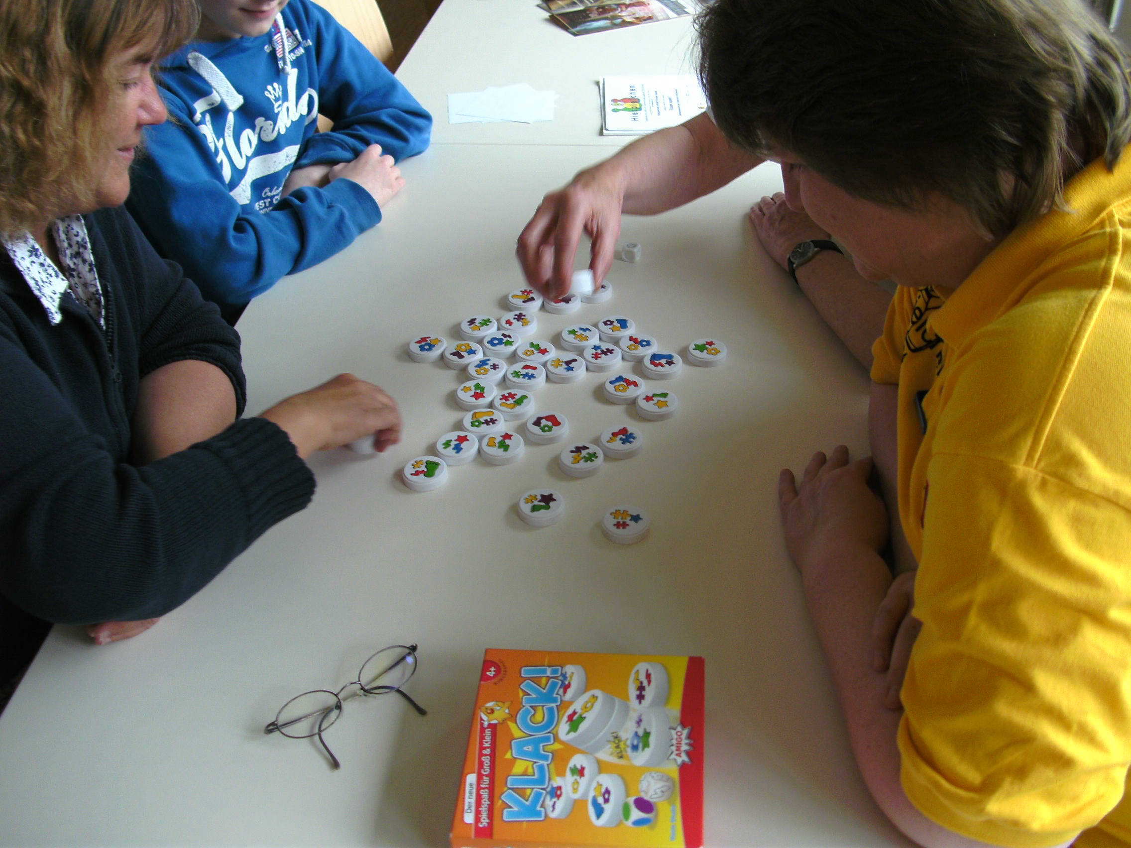 "Klack" von Amigo. Hier spielen immer alle gleichzeitig. Silvia in Aktion beim Erklären des Spiels.