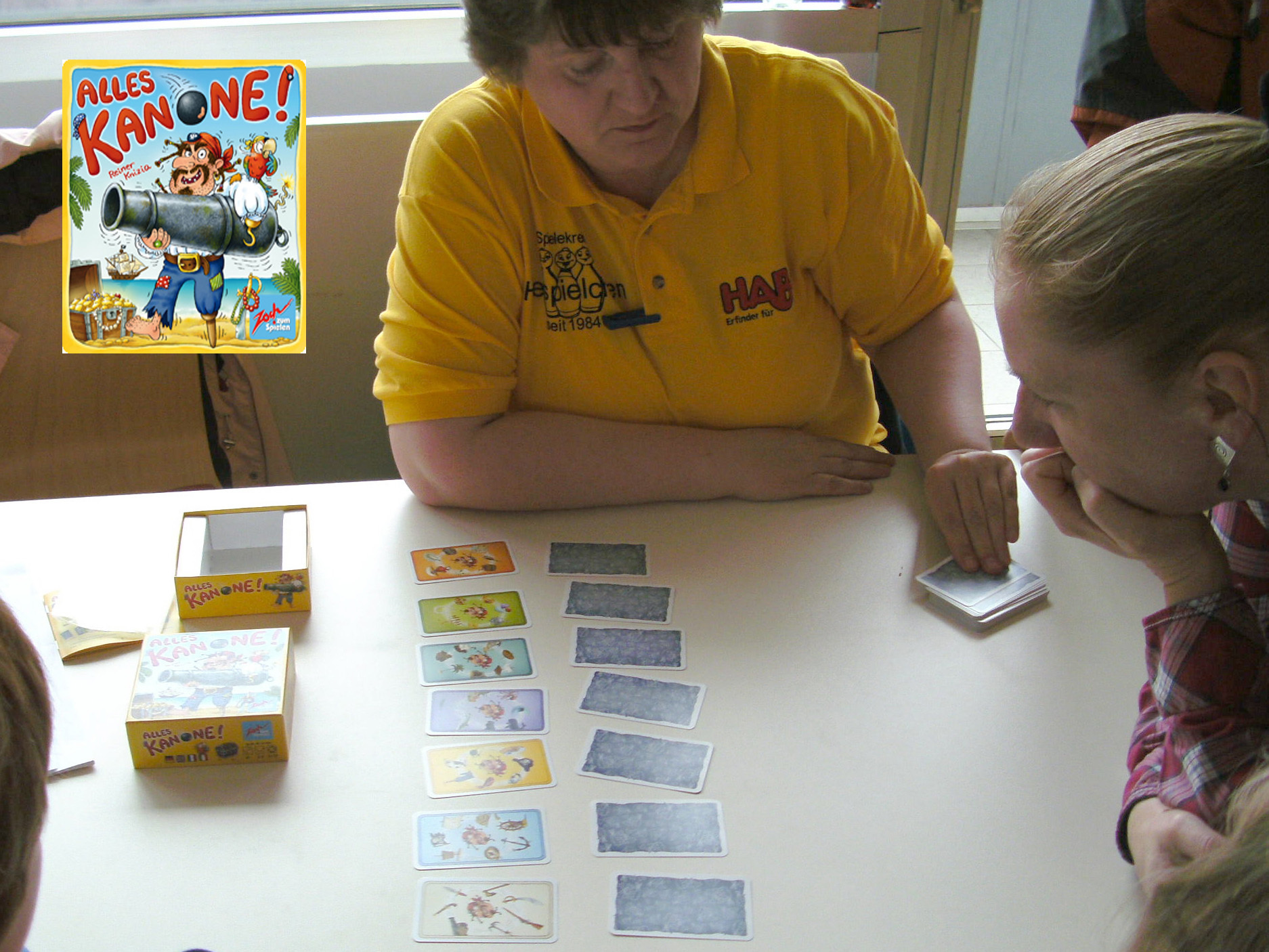 "Alles Kanone", neben "Streifen-Toni" eines der neuen kleinen Zoch-Spiele. Silvia erklärt.