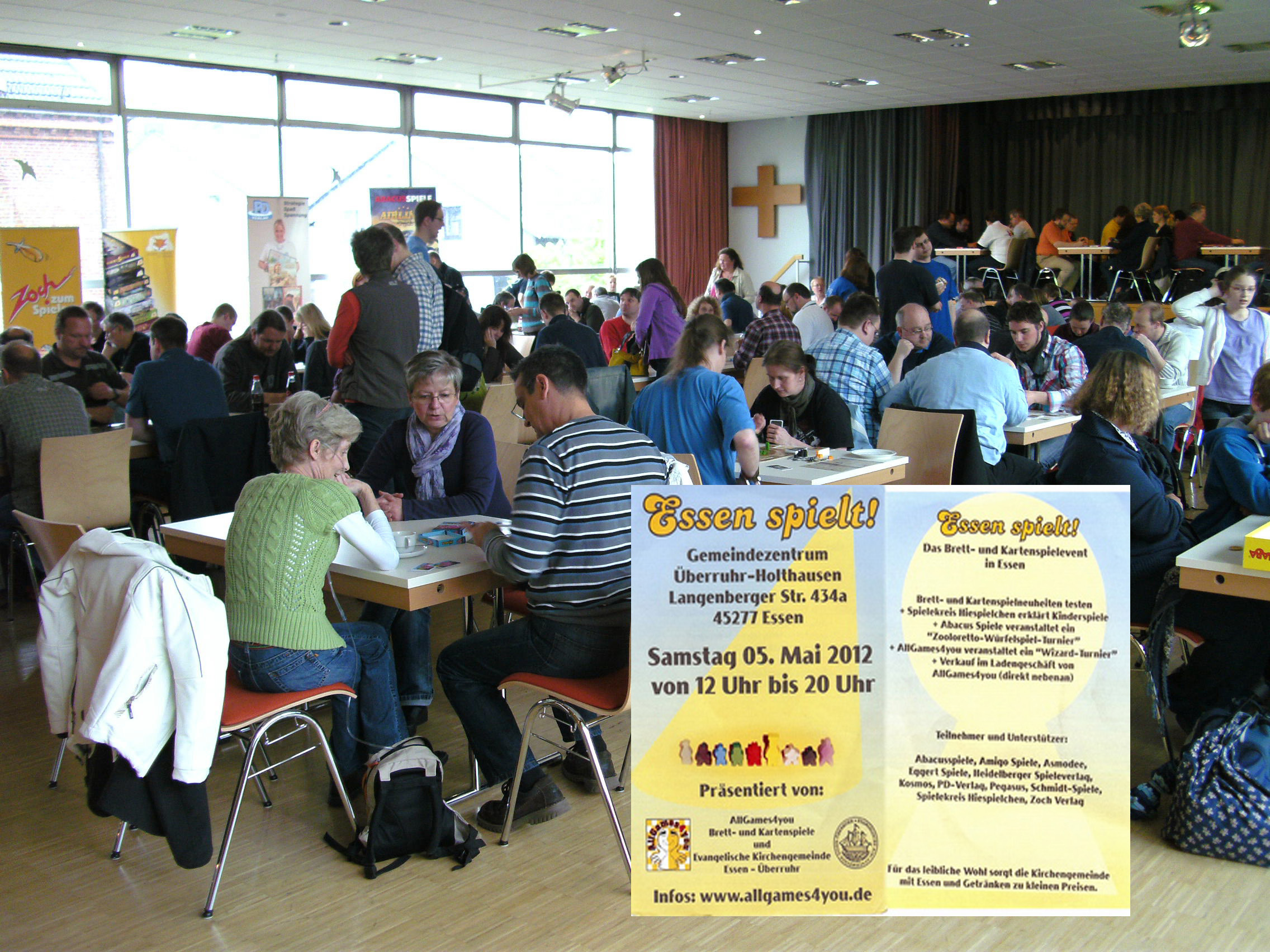 Der Gemeindesaal in Überruhr-Holthausen gefüllt mit Spielerinnen und Spielern. HIESPIELCHEN erklärt hier Kinderspiele.