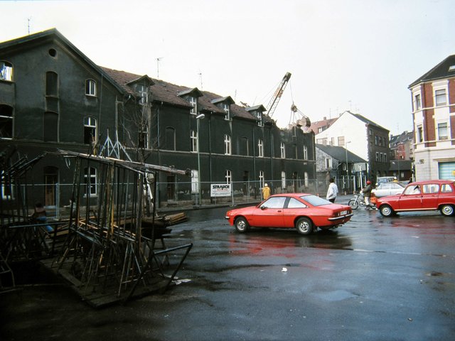 Wo diese Häuser standen gibt es heute eine Ladenzeile. Auch der Marktplatz (rechts) sieht inzwischen ganz anders aus. (Foto: Szepannek)