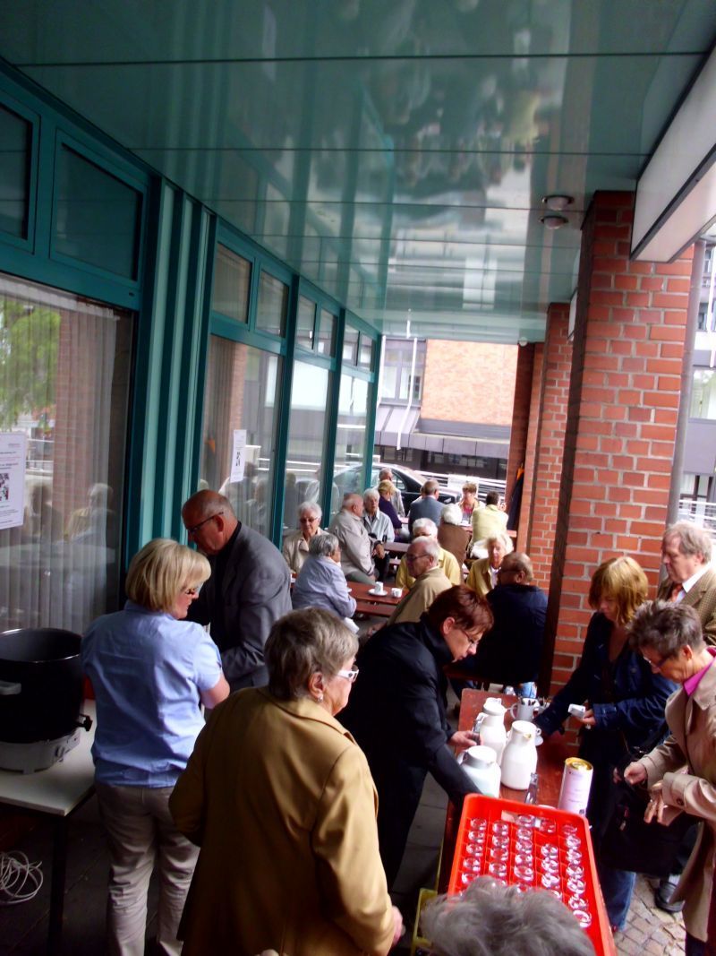 zahlreiche Gäste und gute Stimmung beim anschließenden Frühschoppen vor dem Augustinusstübchen