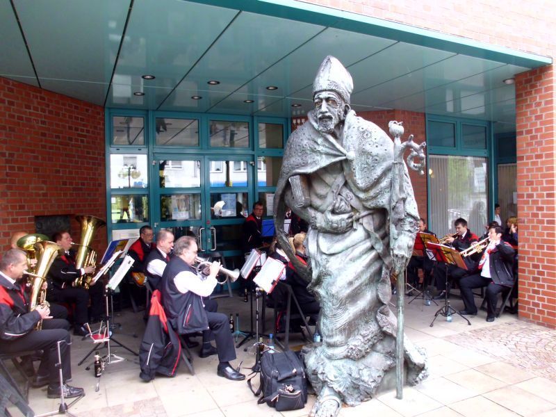 für Musik und gute Laune sorgte das Blasorchester der BOGESTRA, die eigens aus Bochum angereist waren, sie hatten zuletzt auch vor 10 Jahren bei der Umbenennung der U-Bahnstation gespielt - hier im Schatten des hl. Augustinus -