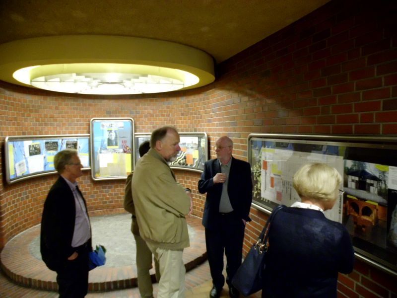 Karl Heinz Rotthoff erläuterte der Delegeation von Hagen -Emst (der 1. Kaplanstelle von Heinrich König) die Heinrich-König Dokumentationsstätte im Zwischengeschoss der U-Bahn-Station