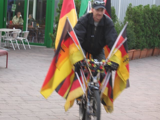 Das Fahnenmeer auf dem Rad von Christian Rönner.