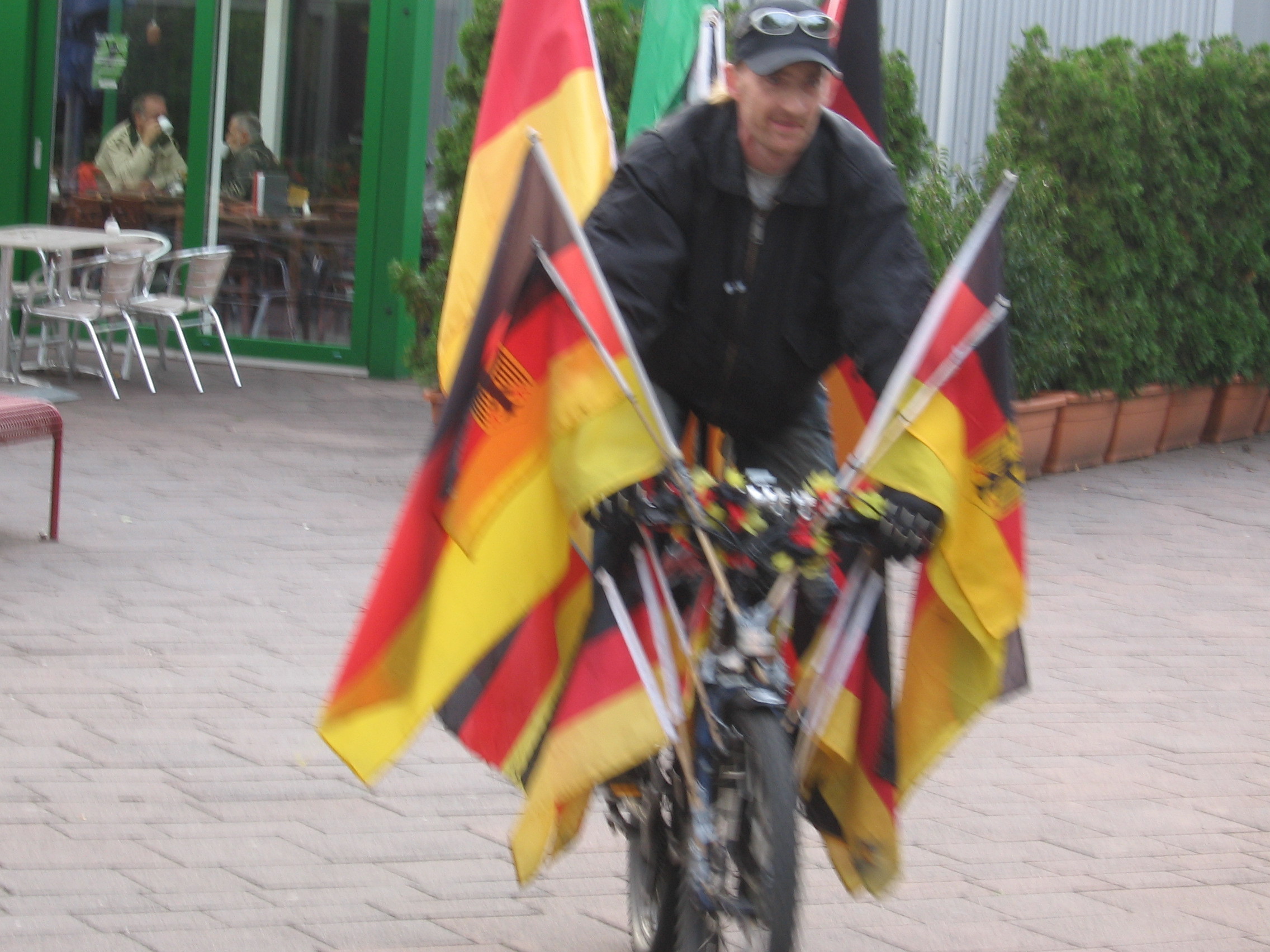 Das Fahnenmeer auf dem Rad von Christian Rönner.