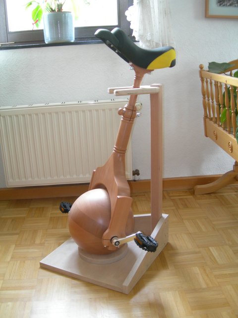 Das Holzkugel-Einrad, aus einer Bierlaune entstanden.
