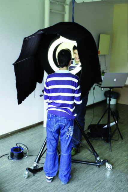 Das mobile Fotostudio im Einsatz. Per Selbstauslöser kann der Schüler ganz autonom entscheiden, wann ein Bild gemacht werden soll. Foto: Taube