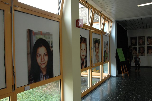 Die hochwertige Ausstellung im Schulgang Foto: ms