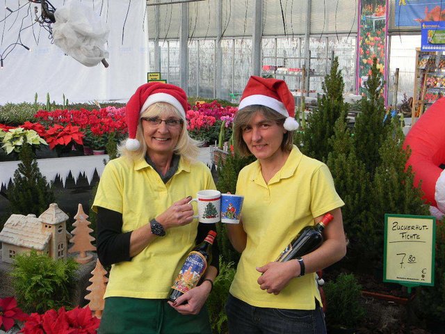 Von links: Cornelia Michel und Heike Rösgen freuen sich auf viele Gäste beim Glühweinverkauf zugunsten der Langenfelder WFB Werkstätten für Menschen mit Behinderung.