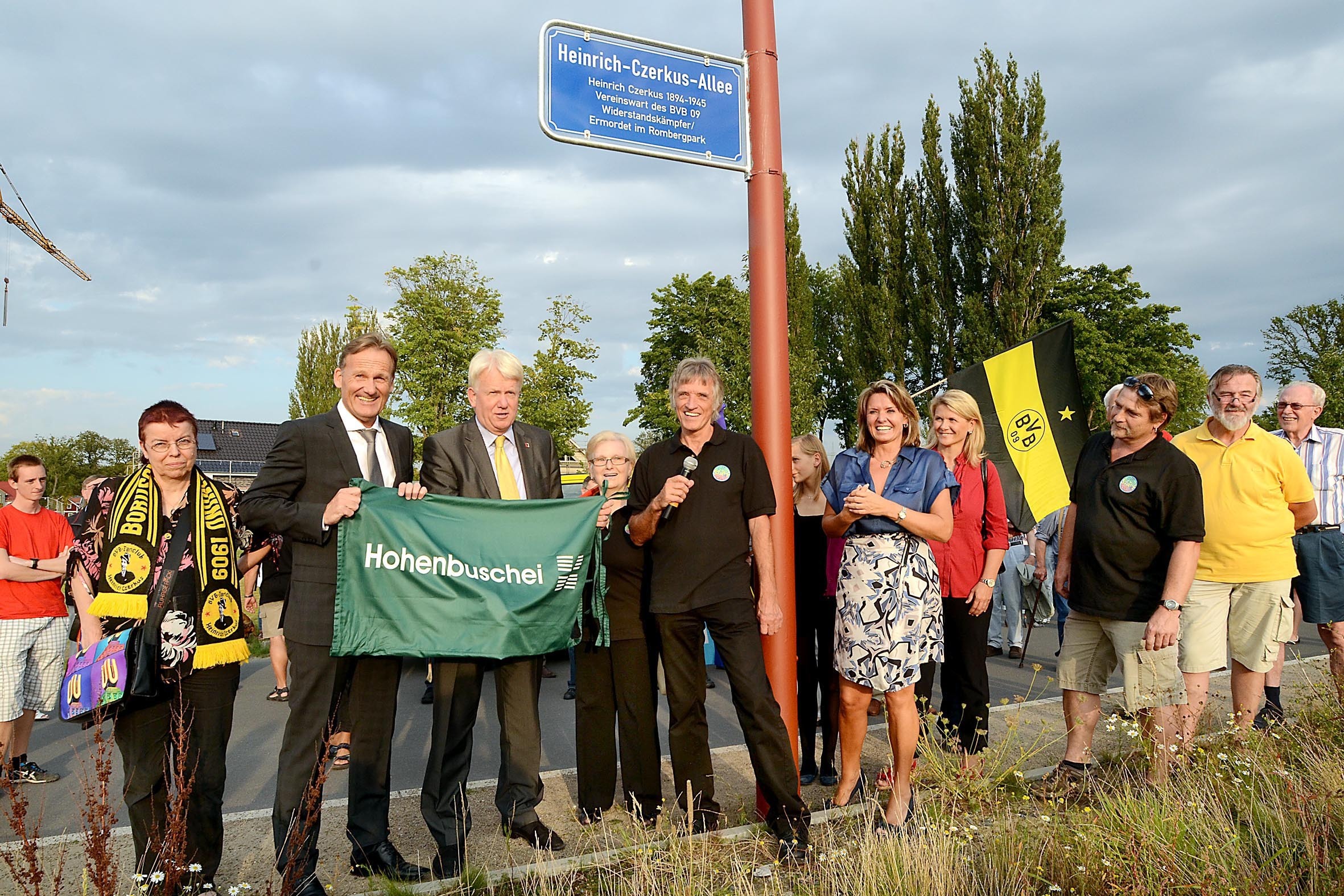 Mit dem BVB-Platzwart Heinrich Czerkus ist bereits ein anderes Nazi-Opfer auf Hohenbuschei mit Straßenbenennung und Legendenschild (im September 2012) geehrt worden.