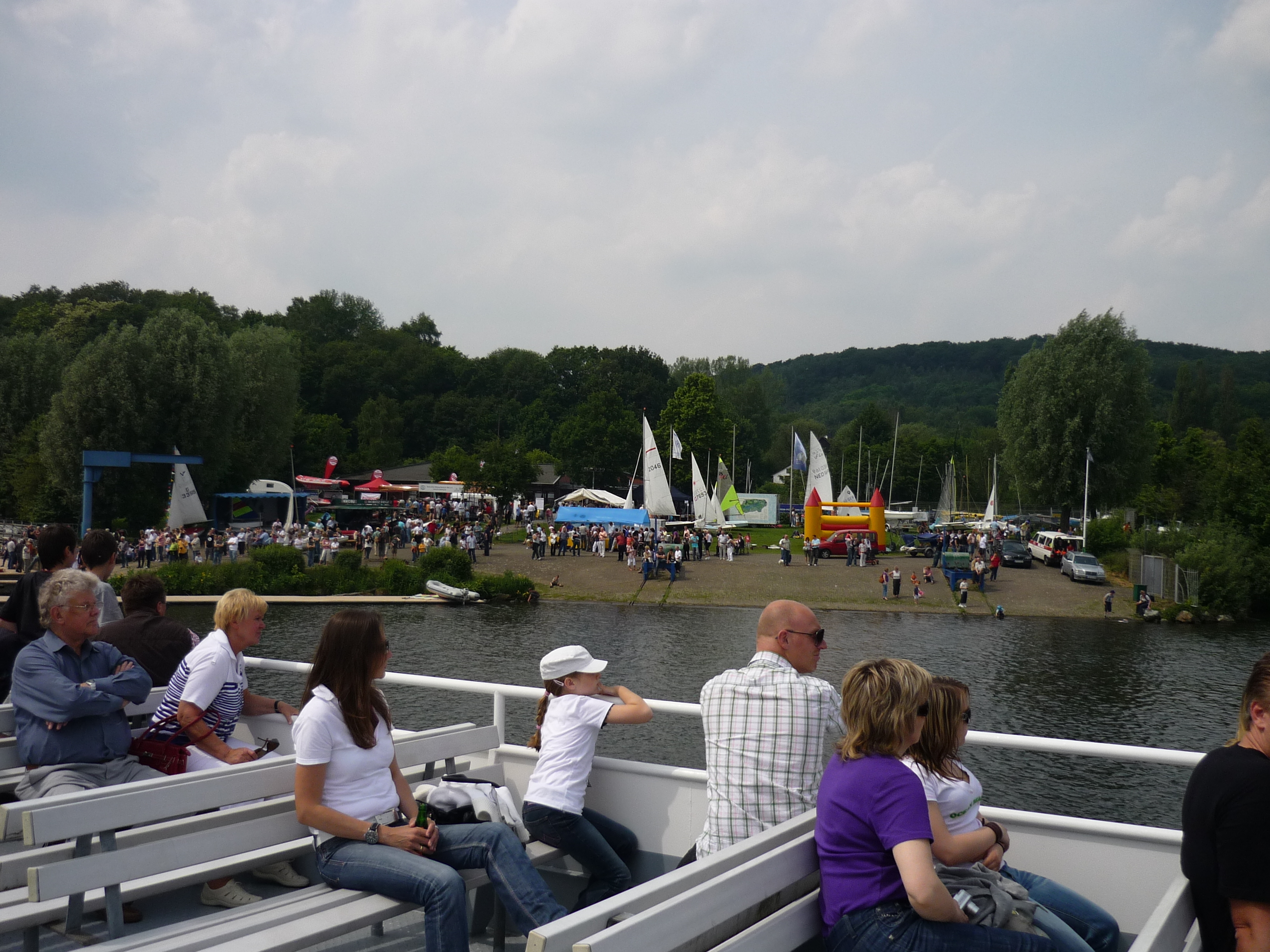 Am „Tag des Wassersports“ am Kemnader See kann man die vielen Angebote selbst ausprobieren oder sich das bunte Treiben einfach gemütlich vom Oberdeck der MS Kemnade anschauen.