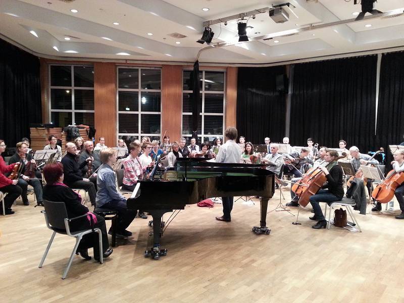 Jakov Zotov bei der Probe mit Concerto Langenfeld