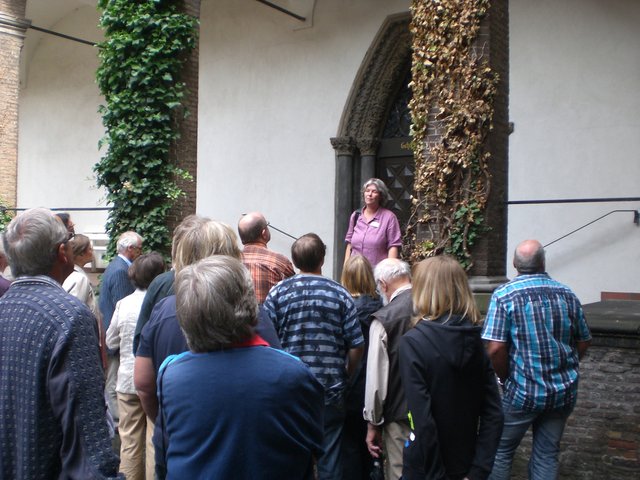 Im Innenhof der Burg mit Stadtführerin Wiltrud Schnütgen