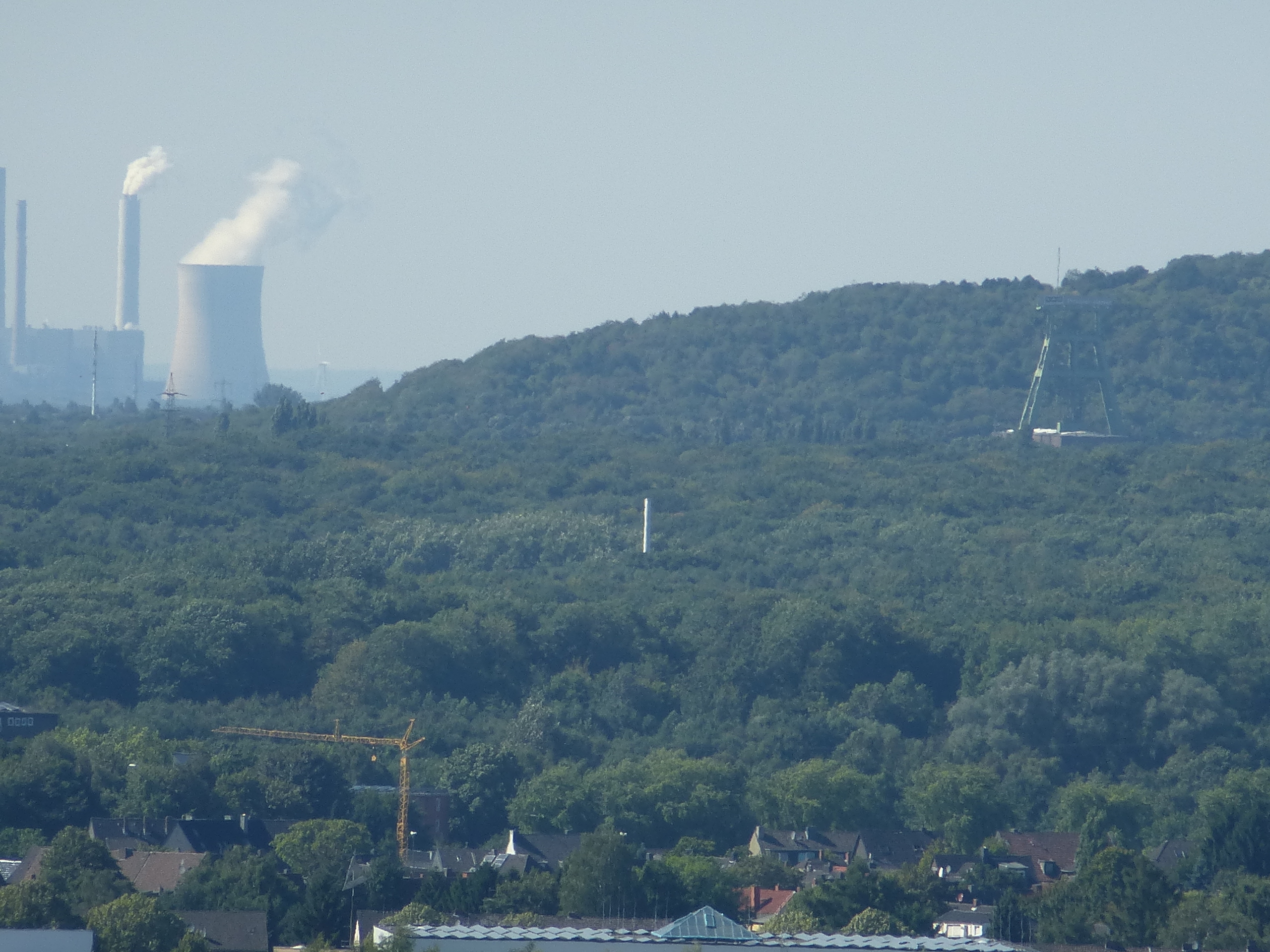 Zeche Haniel schön versteckt . Grüner Turm , grün drum herum