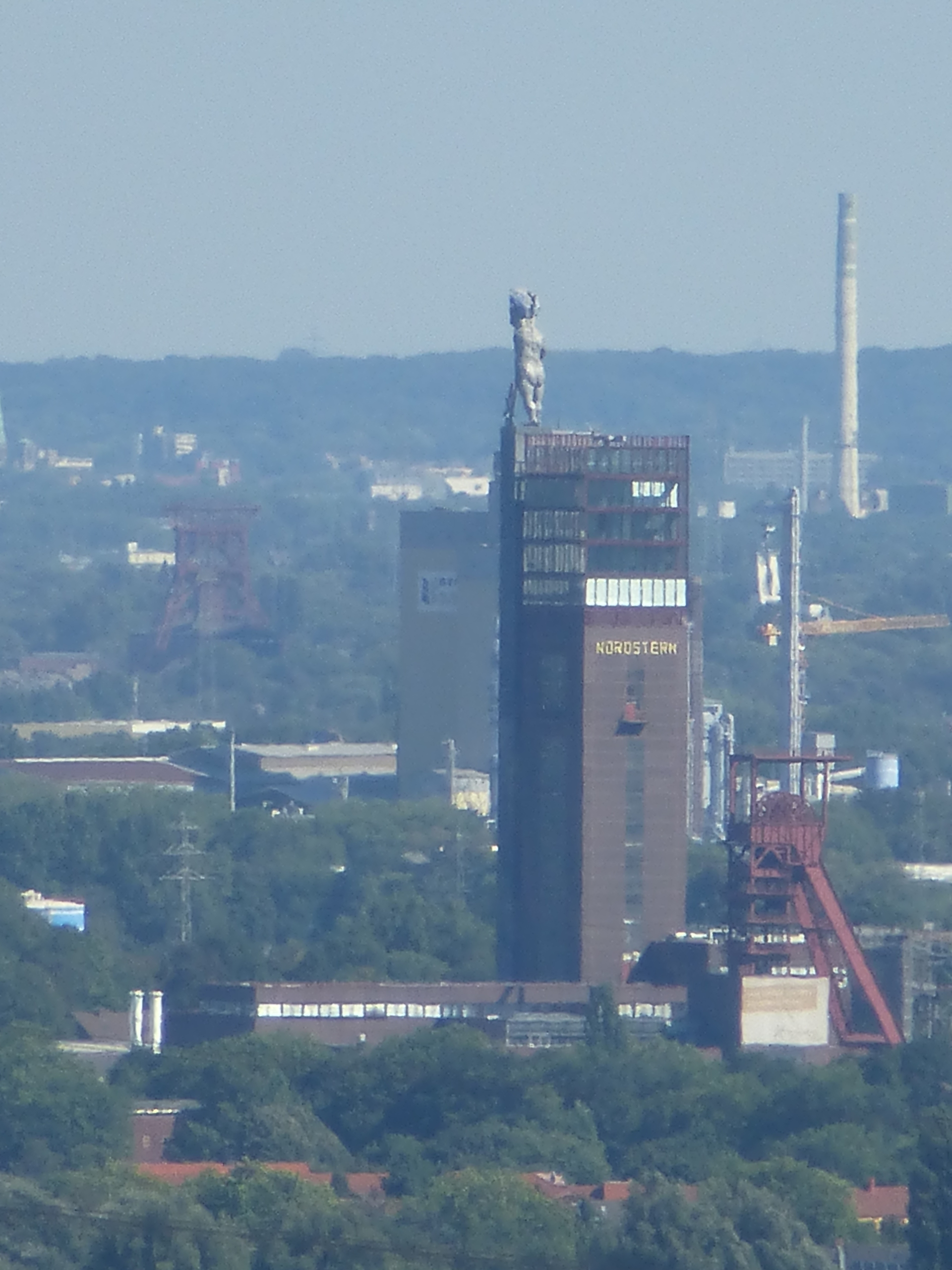 Zeche Nordstern mit Herkules vom Tetraeder aus. Gelsenkirchen-Horst-Sued