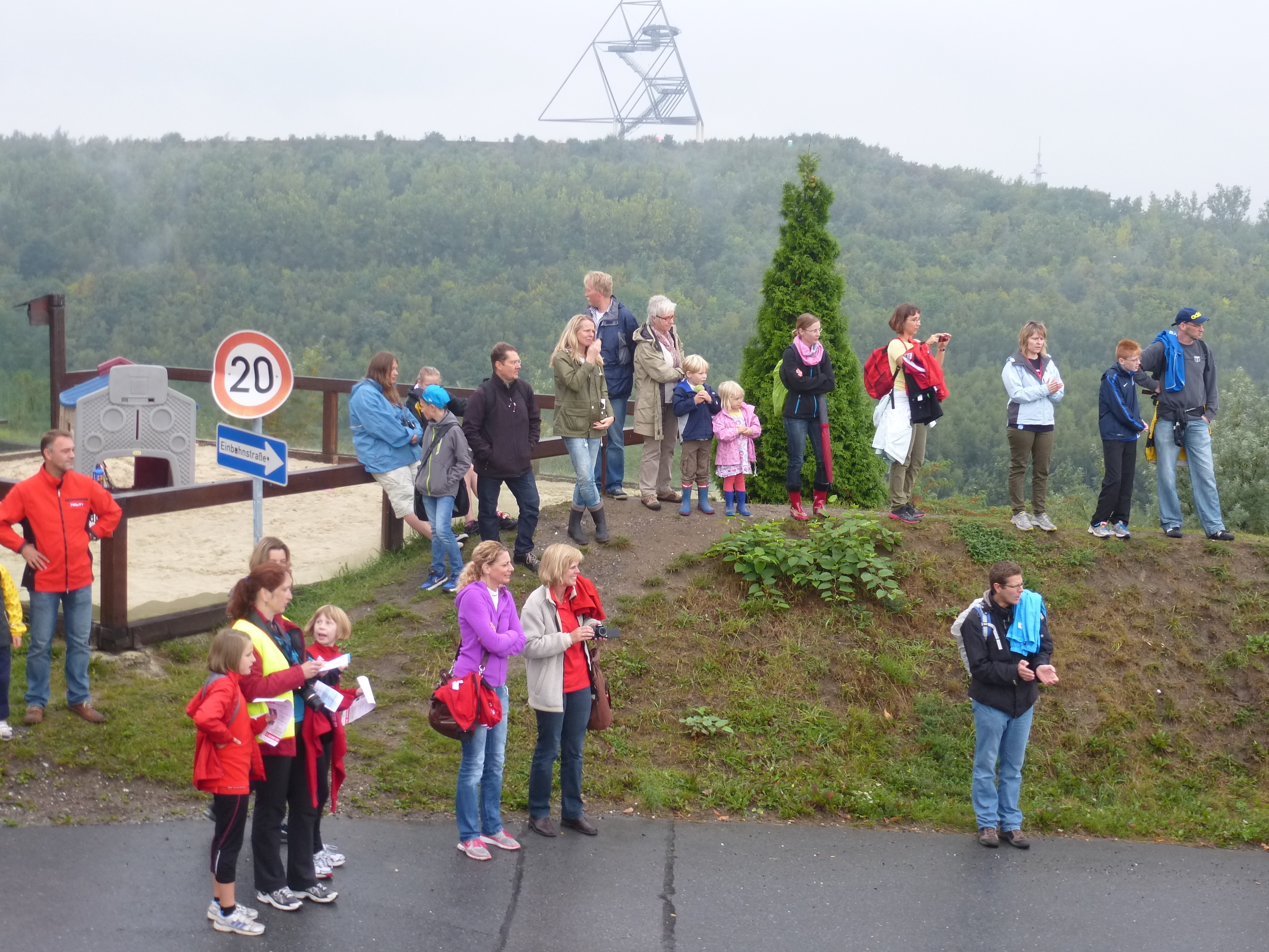 einige Zuschauer ,im Hintergrund das Tetraeder