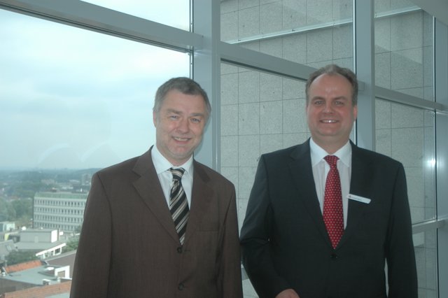 Referent Frank Faltin (re.), Experte für Electronic Banking und Zahlungsverkehr, freut sich mit Fred van Führen, Vorstandsmitglied der Bürgerschaft Kupferdreh, auf die Informationsveranstaltung zum gemeinsamen europäischen Zahlungssystem SEPA.