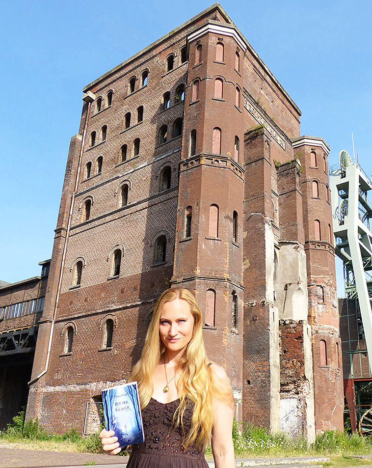 Die bekannte Autorin Tanja Bern liest für die kleinen Besucher und die großen Gäste in der Martin-Luther-Kirche am 31. Oktober gruselige Geschichten.