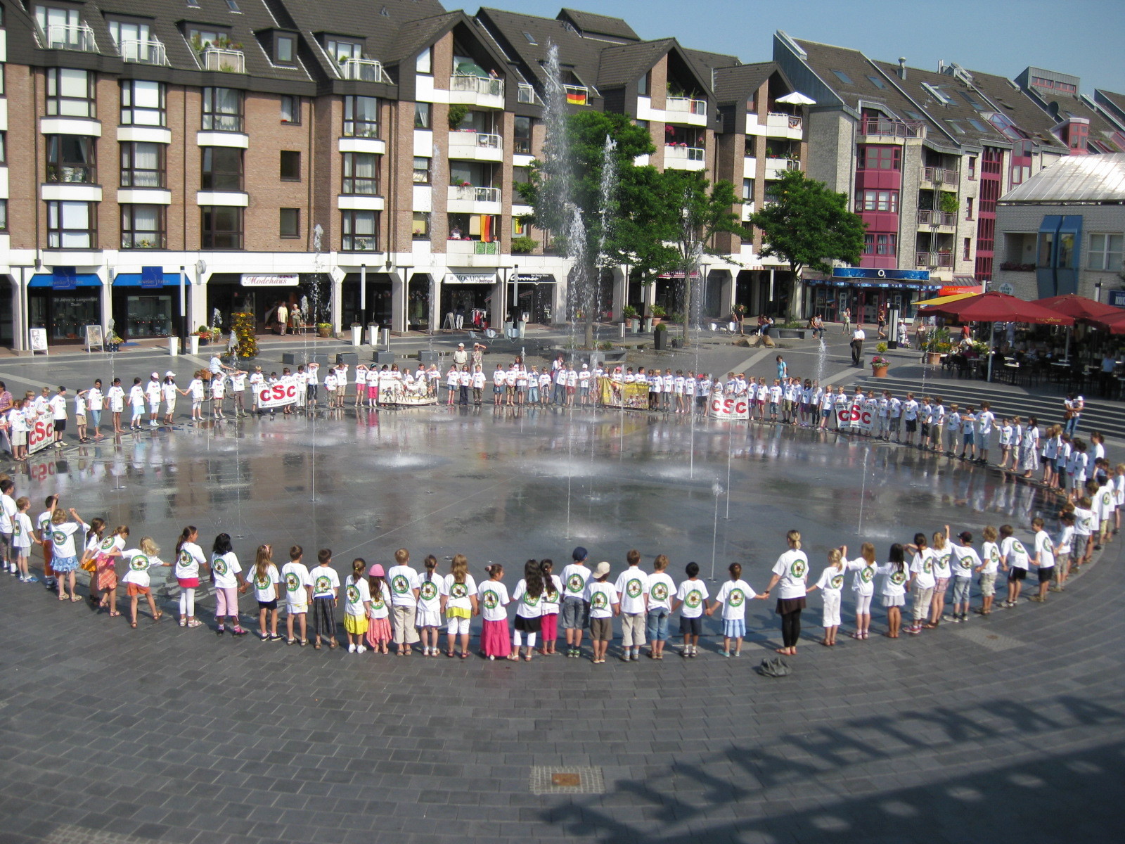 Im Jahre 2010 demonstrierten die Schüler/innen der Gemeinschaftsgrundschule „Brüder-Grimm“ auf dem Langenfelder Marktplatz, wie die Menschenkette zum 10jährigen cSc-Jubiläum aussehen könnte.