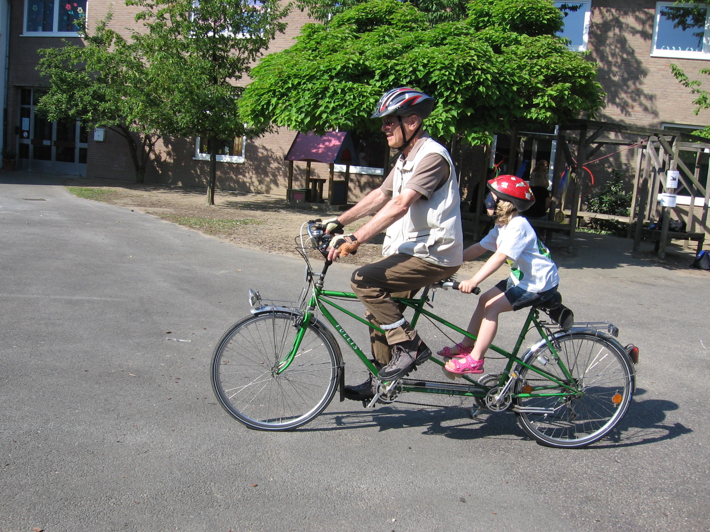 Als "blinder Passagier" fahren die Kinder auf dem Tandem der ADFC-Piloten. Das finden sie sehr spannend.