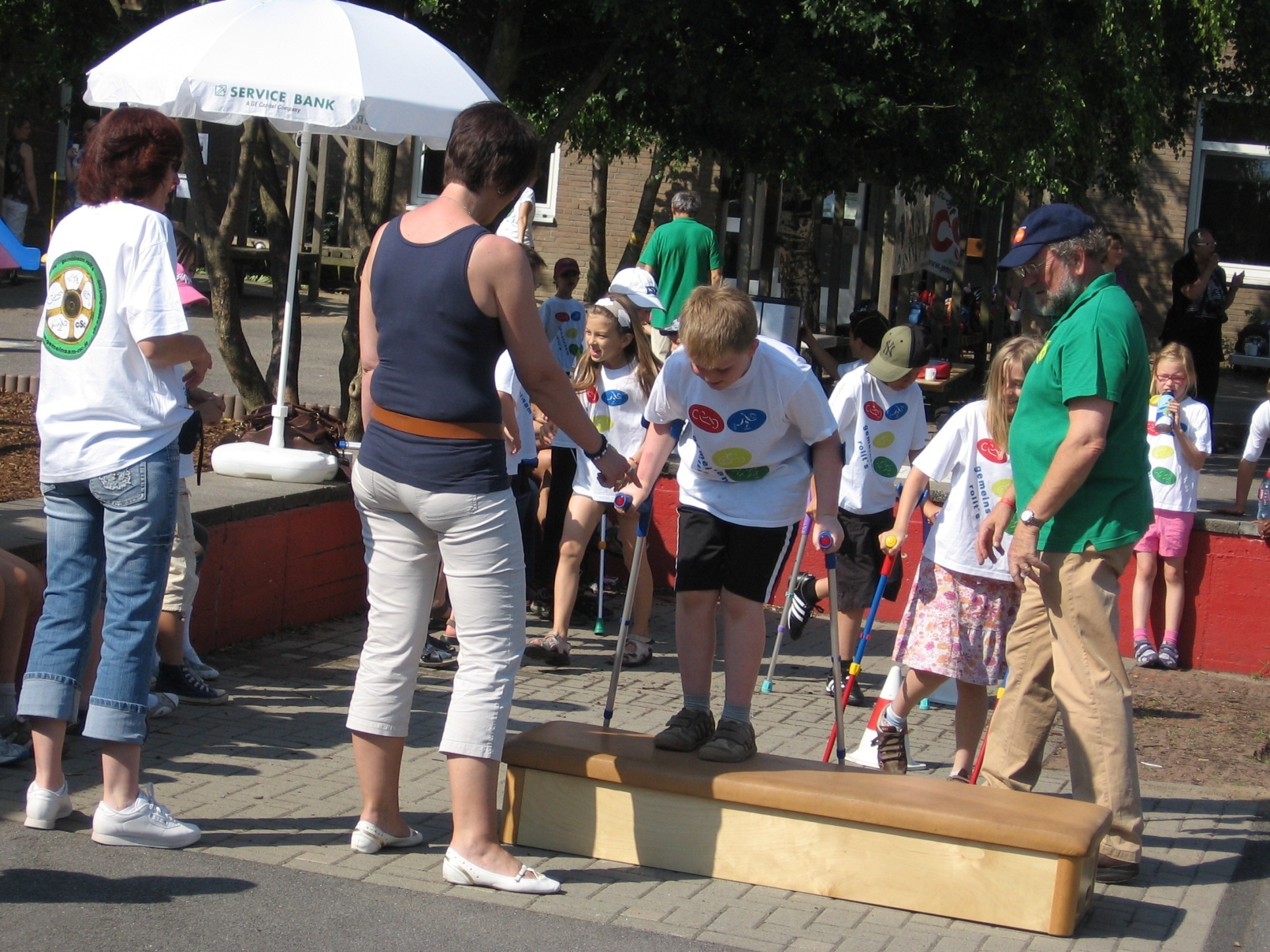 Mit Gehhilfen Stufen zu überwinden gehörte bereits 2010 zu den Lernerfahrungen der Kinder.