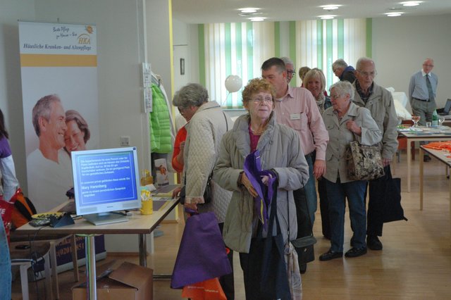 Viele Besucher nutzen den 2. Kupferdreher Seniorentag 2012, um sich über ihre speziellen Themen zu informieren.