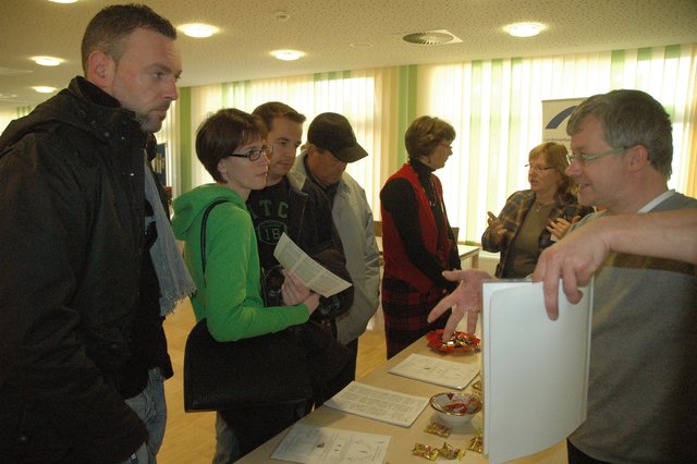 Auch jüngere Menschen, deren Eltern ins Seniorenalter gekommen sind, informierten sich beim Kupferdreher Seniorentag, etwa über Patientenverfügung und Vorsorgevollmacht beim Verein Buntstifte e.V.