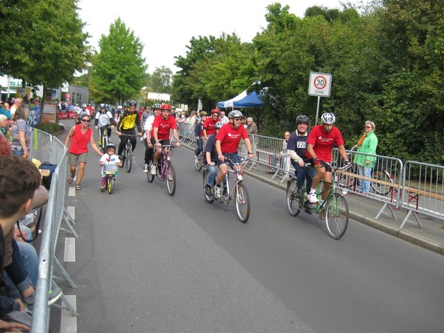 Menschen mit geistiger Behinderung und Blinde fahren als Sozius auf dem Tandem mit.